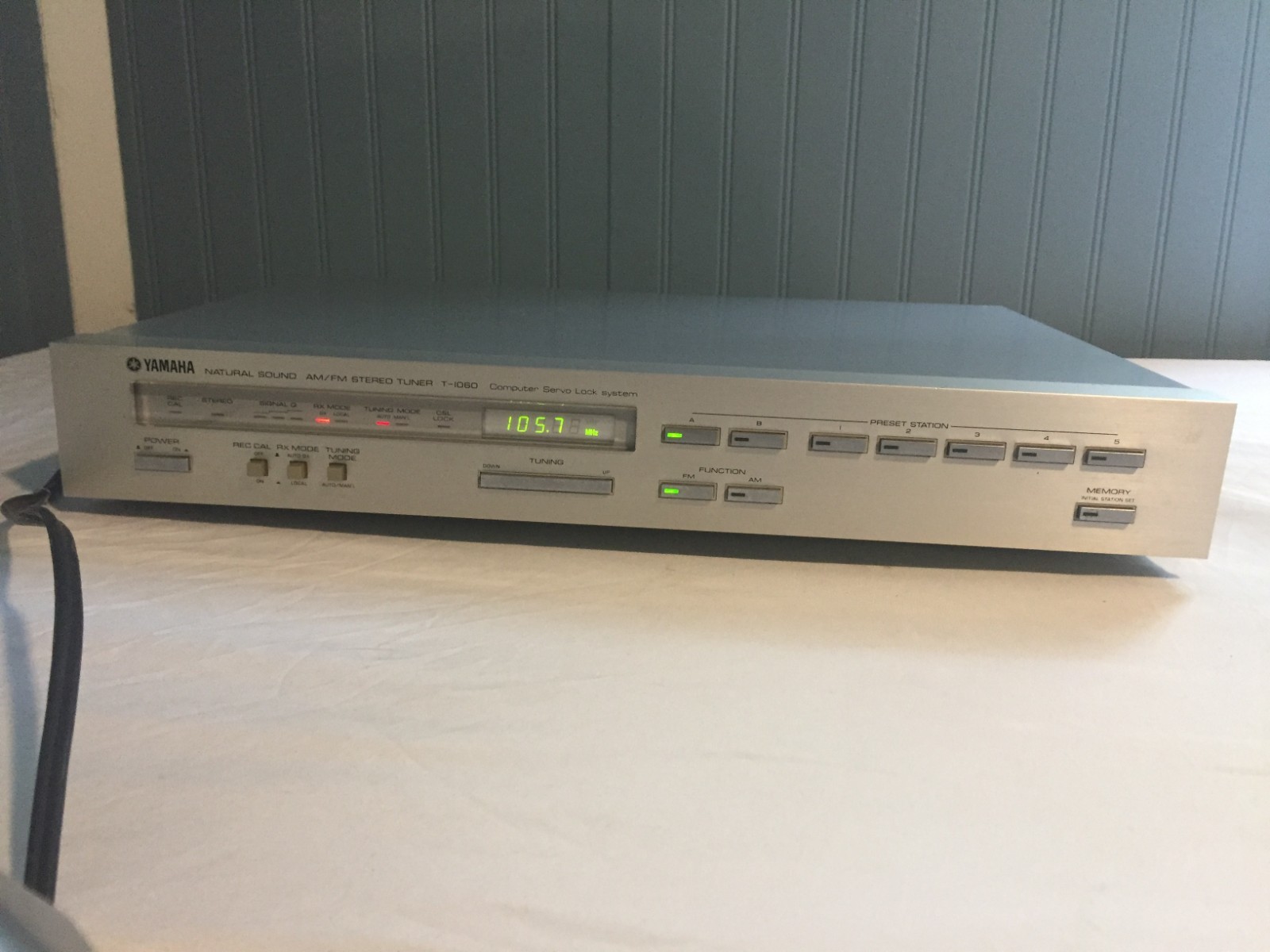 Yamaha T-1060 High-Fidelity FM-AM Radio Tuner Computer Servo System Japan