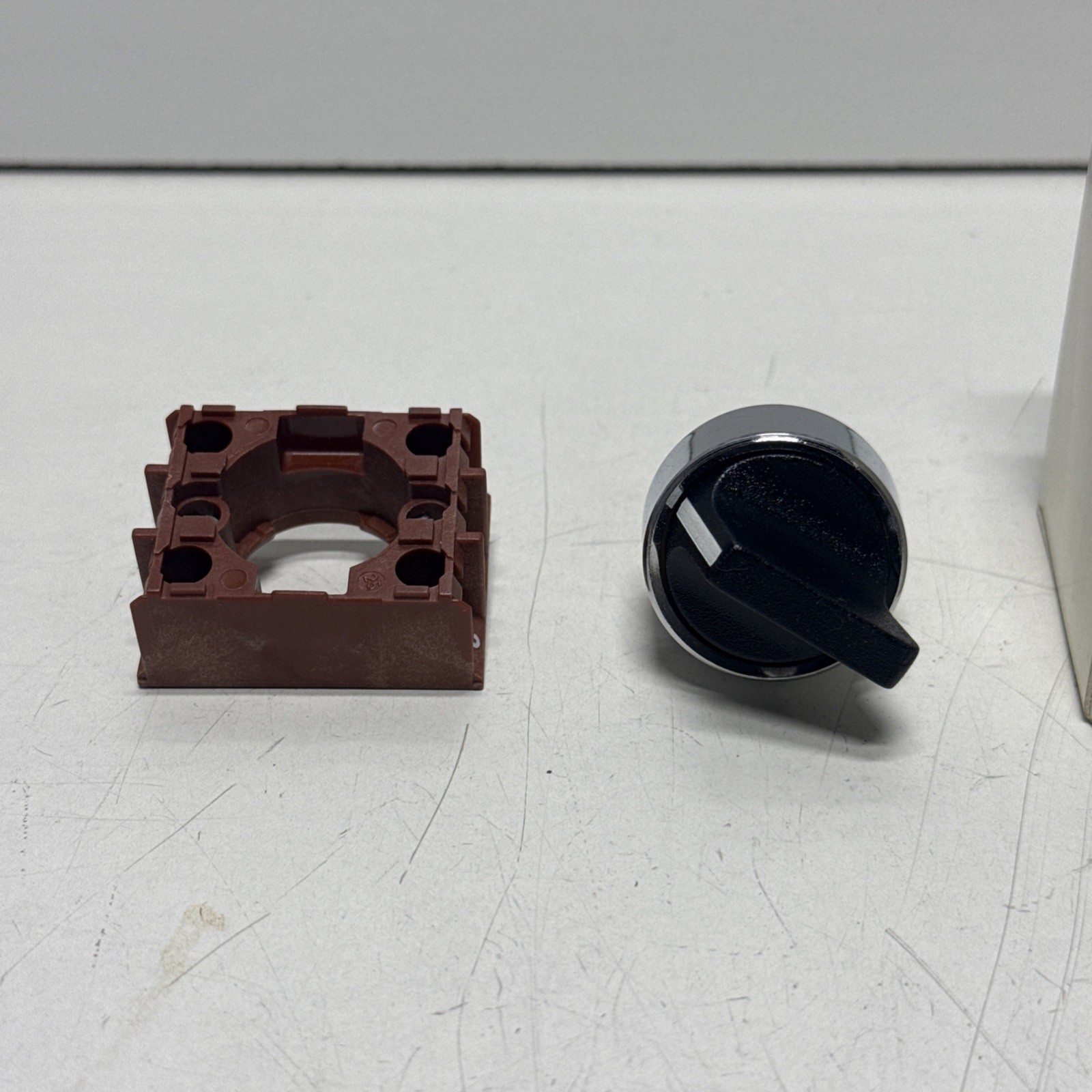 NEW SIEMENS 3SB02-2MKB 2 POSITION SELECTOR SWTCH 22MM BLACK