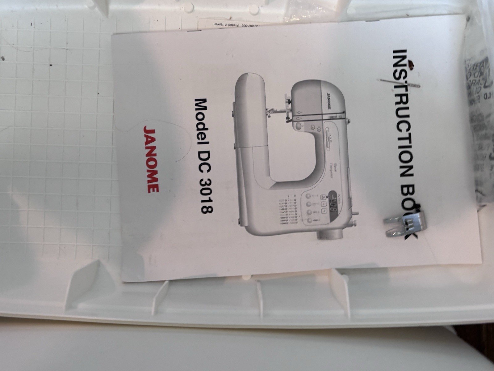 Janome DC3018 Decor Computer sewing machine with case Pedal READ DESCRIPTION
