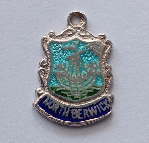 VINTAGE SILVER BRACELET CHARM NORTH BERWICK TRAVEL SHIELD PLACE CHARM.   CH1-4