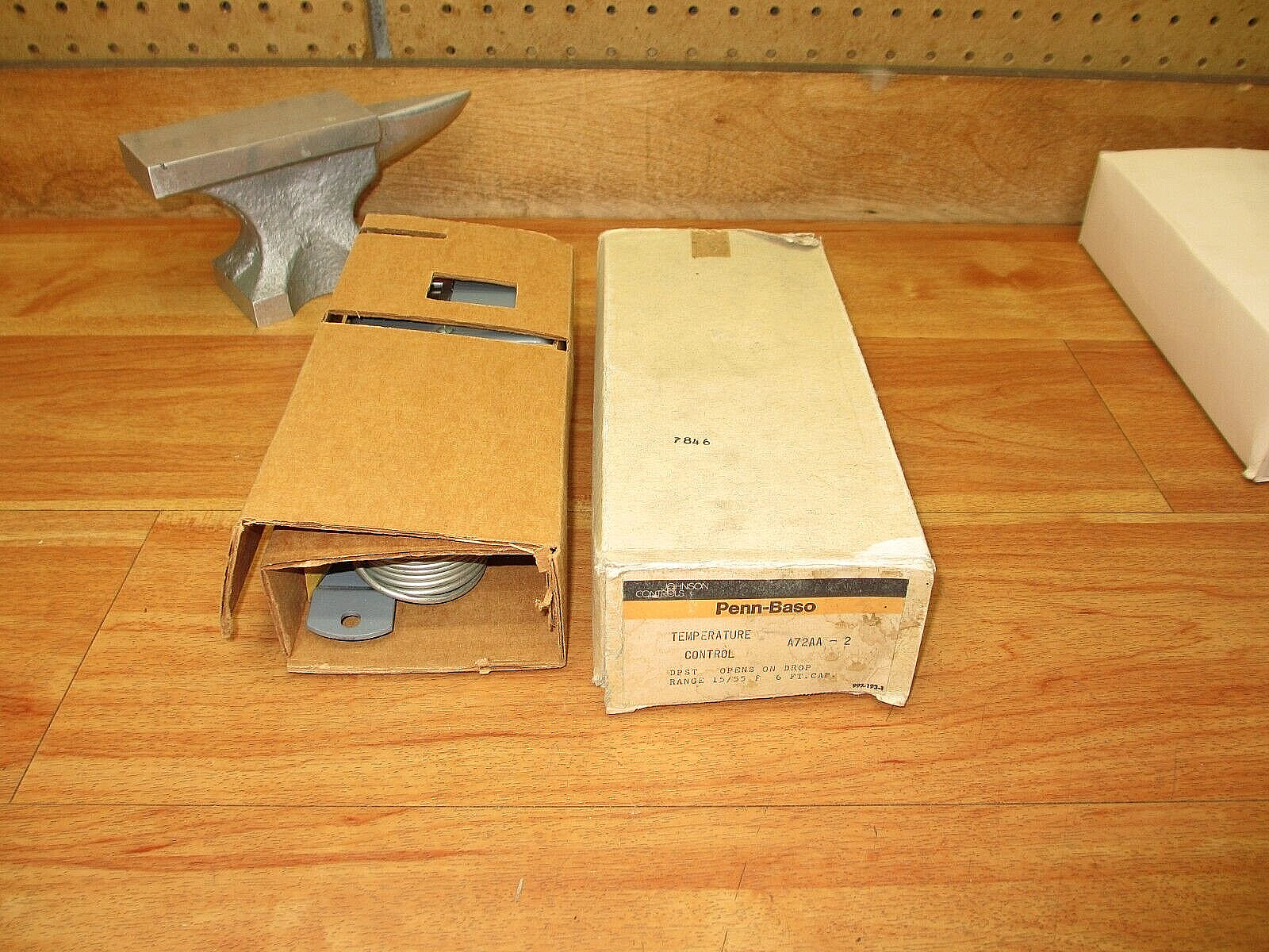 Johnson Controls A72AA-2 *NEW* Temperature Control Controller Penn Baso