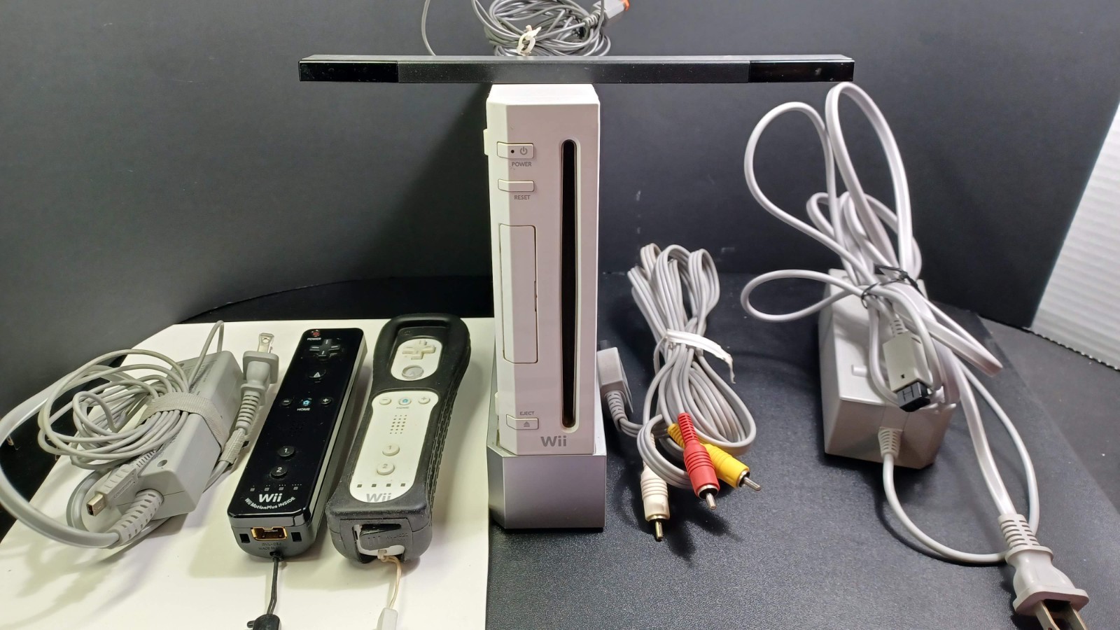 NINTENDO Wii WHITE Console Bundle - RVL-001(USA) , Sensor Bar, Controllers
