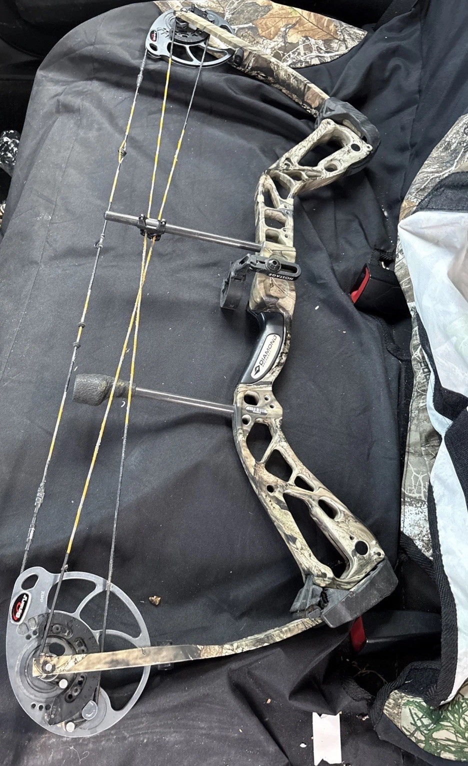 Diamond Edge SB-1 Compound Bow, Right-Handed, 70 LBS Draw