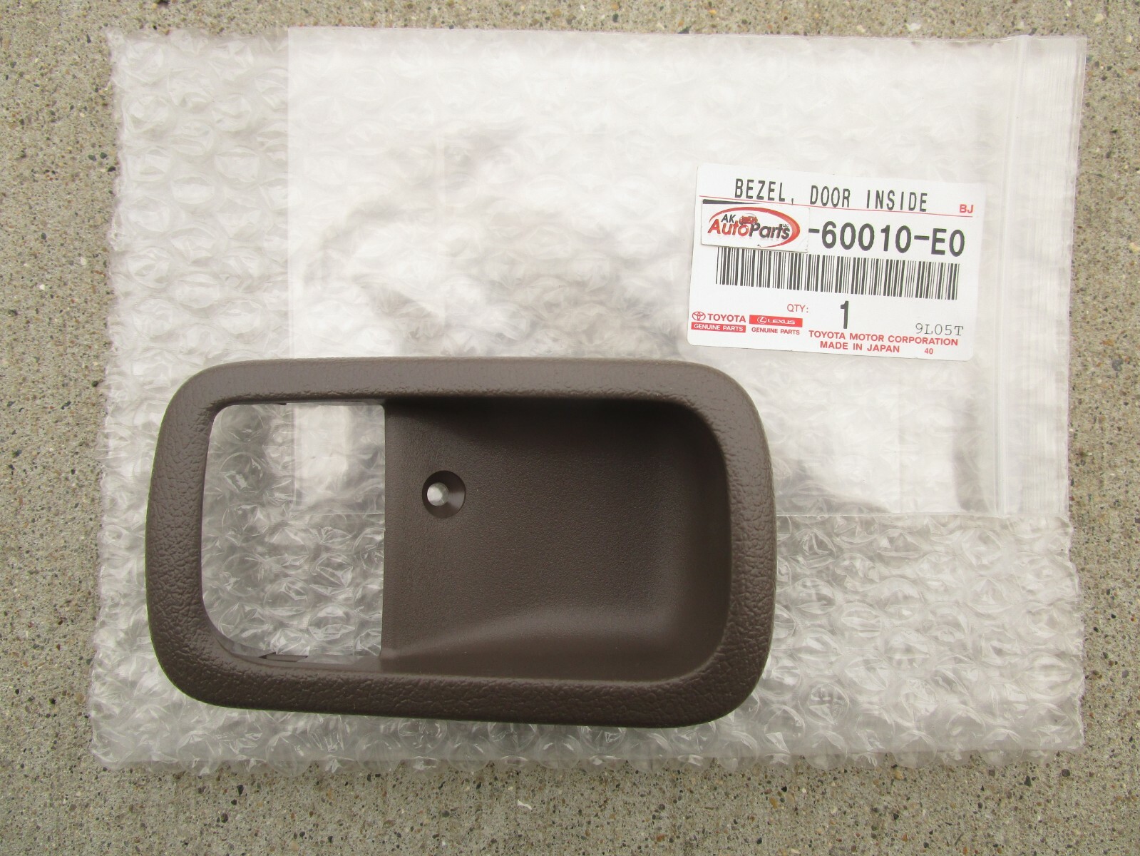 95 - 97 TOYOTA LAND CRUISER FZJ80 FRONT LEFT DOOR HANDLE BEZEL TRIM OEM OAK NEW
