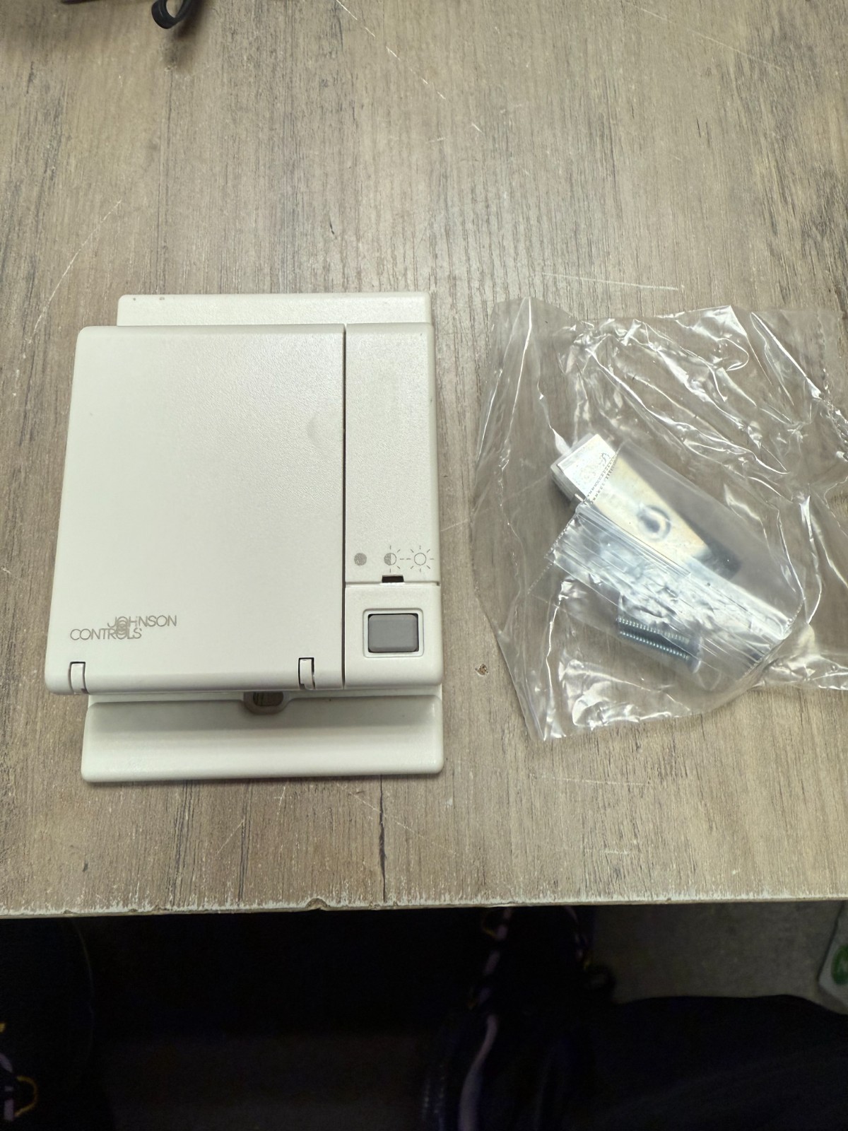 Johnson Controls TE-67NP-0N00 Wall Air Temperature Sensor White UNTESTED Mexico