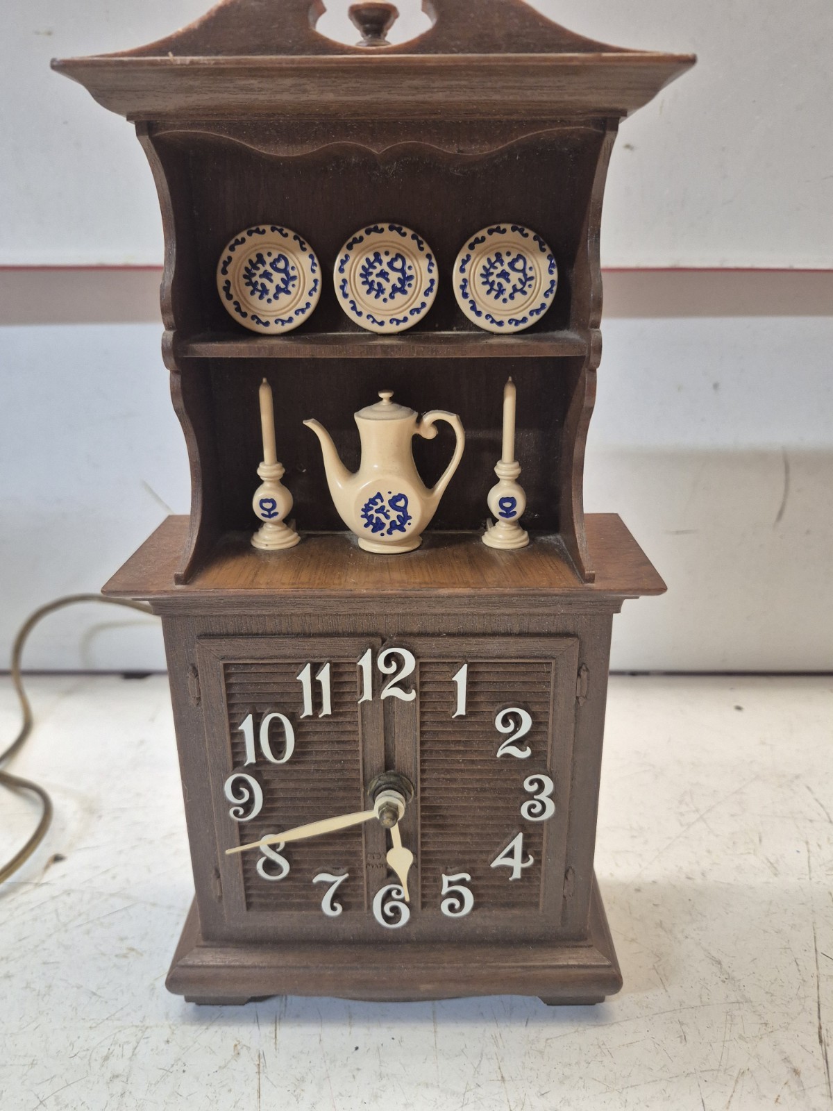 Vintage Spartus Plastic Novelty Wall Shelf Clock Hutch Furniture Cabinet Works