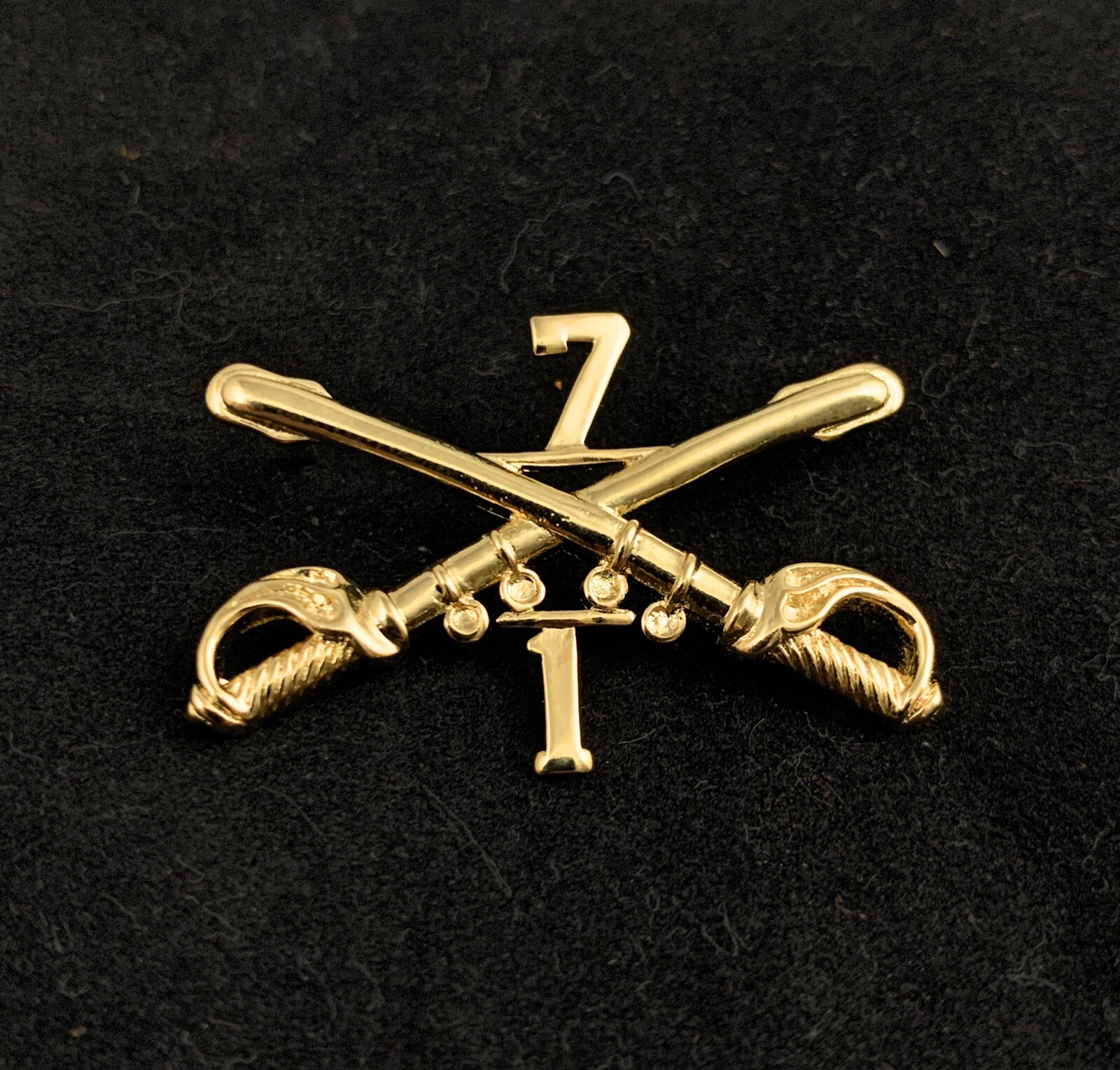 🌟US Army 1/7 7th Cavalry 1st Bn GarryOwen Crossed Saber Gold Tone Hat Lapel Pin