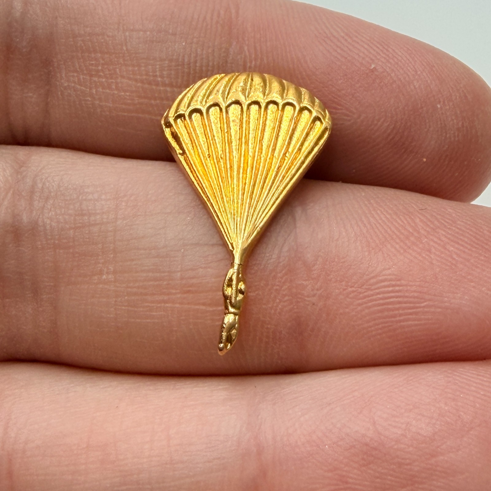 Parachute Jumper Airborne Military Jump Lapel Pin Gold Tone Paratrooper Army