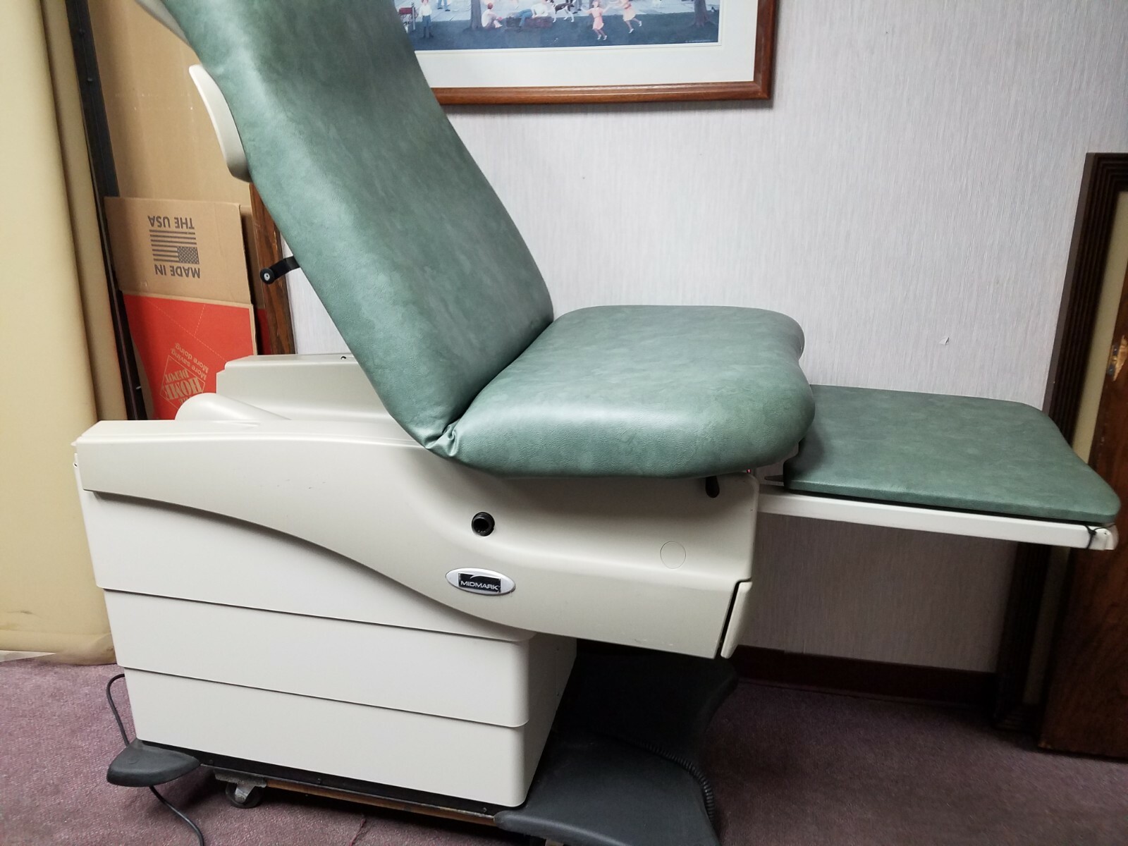 Midmark/Ritter 625 ADA Vertical Rise and power back exam table w/hand control