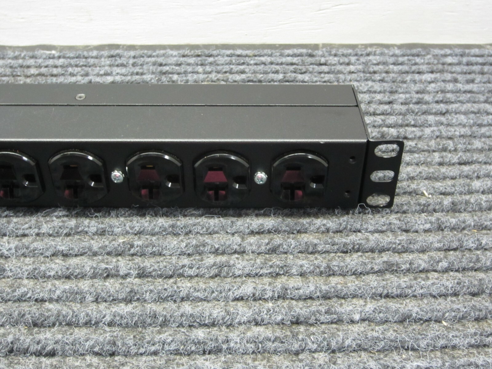 APC AP9564 Basic Rack Mount Power Distribution Unit PDU
