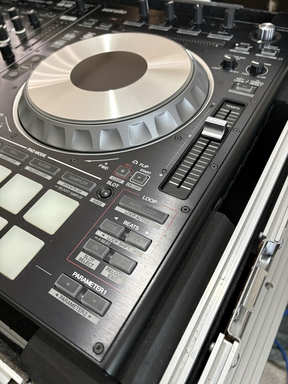 Pioneer DJ DDJ-SZ2 Pro DJ Controller w/ Odyssey Flight Case Bundle-Excellent