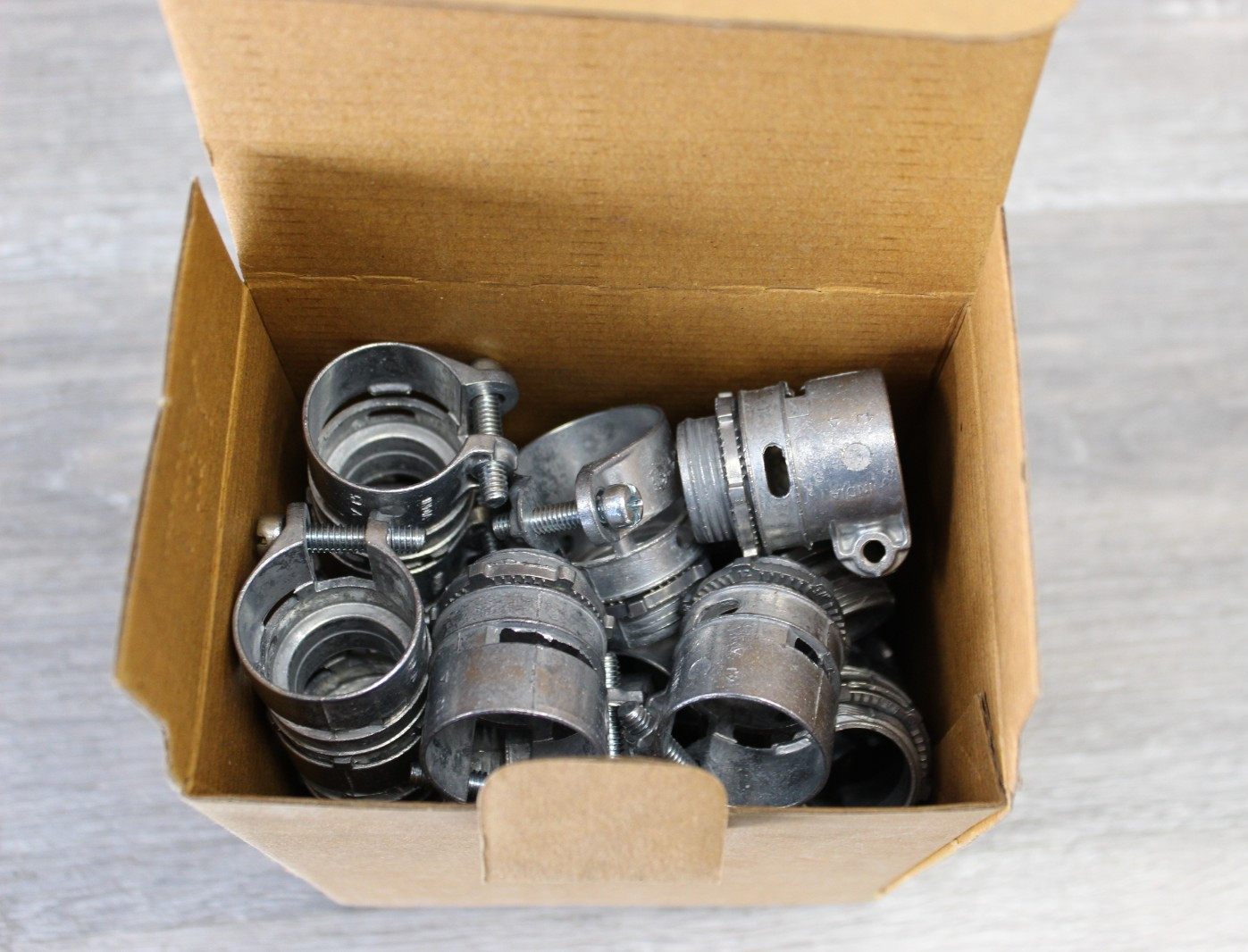 EATON- 709DC - 3/4" Zinc Straight Squeeze Connector - Box of 25 - NEW