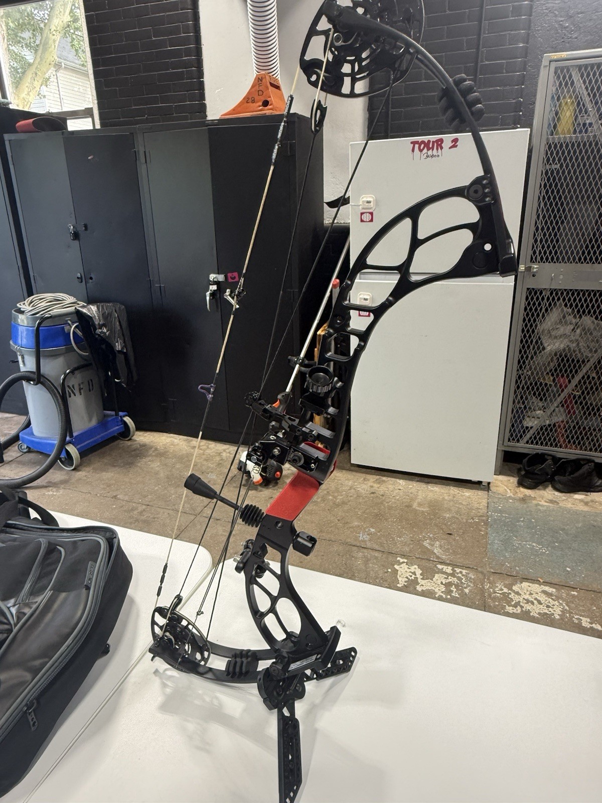 Darton Veracity Target Compound Bow RH 60lb 29in Draw 29in Black/Red