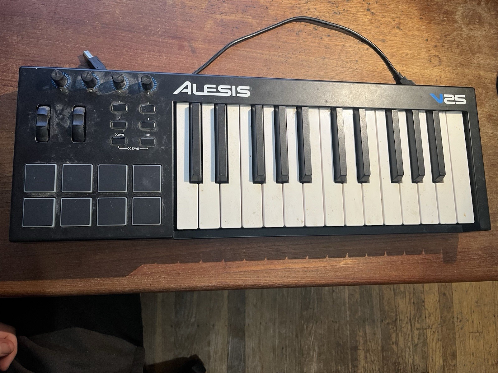 Alesis V25 25-Key USB MIDI Keyboard Controller w/ Pitch/Mod Wheels, Pads