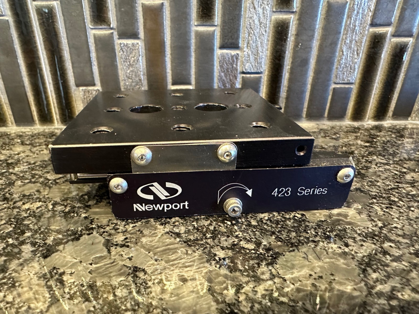 Newport 423 Series Linear Translation Stage WITHOUT Micrometer Newport SM25 (B)