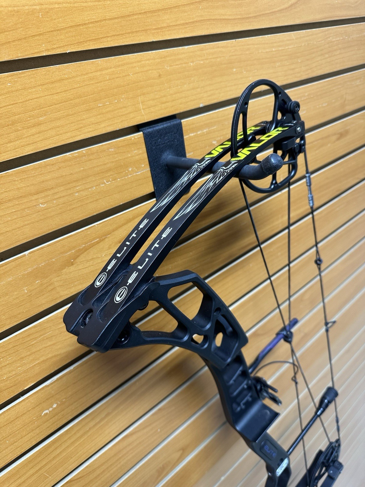 Elite Archery Compound Bow - VALOR - RH - 70# Max - 28.5” Mod Installed