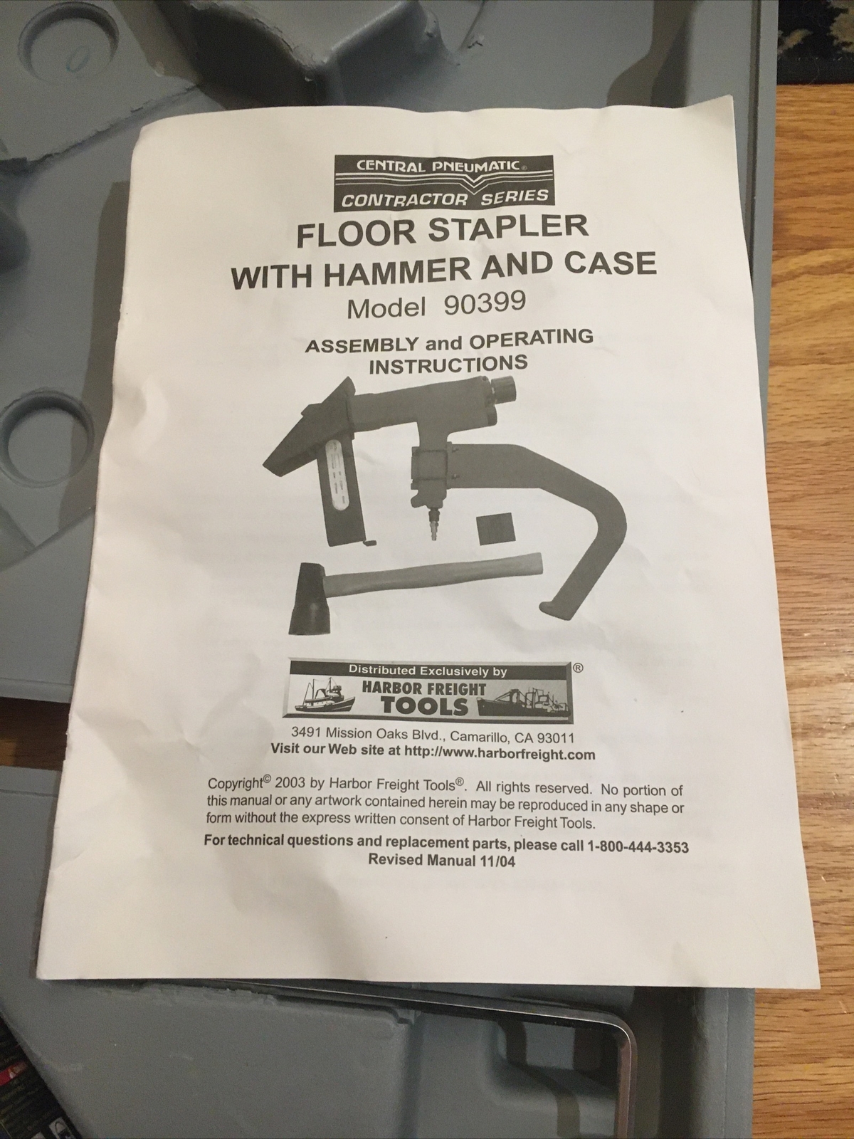Central Pneumatic Contractor Series Stapler With Hammer And Case 90399