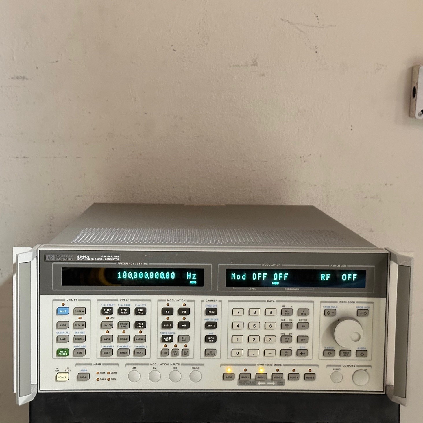 HP / Agilent 8644A 0.26 to 1030 MHz, Opt 003, 007 Synthesized Signal Generator