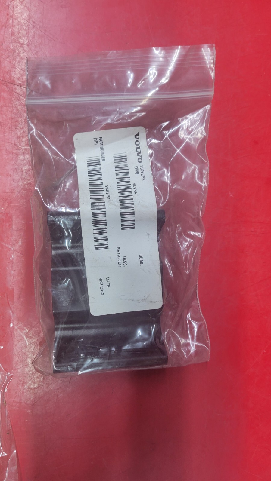 20449751 GENUINE VOLVO OEM RETAINER NOS