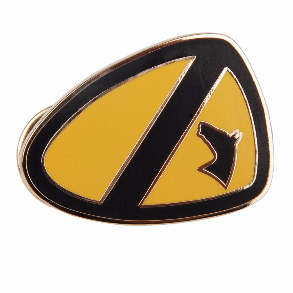 US ARMY 1ST TEAM HORSE CAVALRY DIVISION LAPEL PIN BADGE -chho981