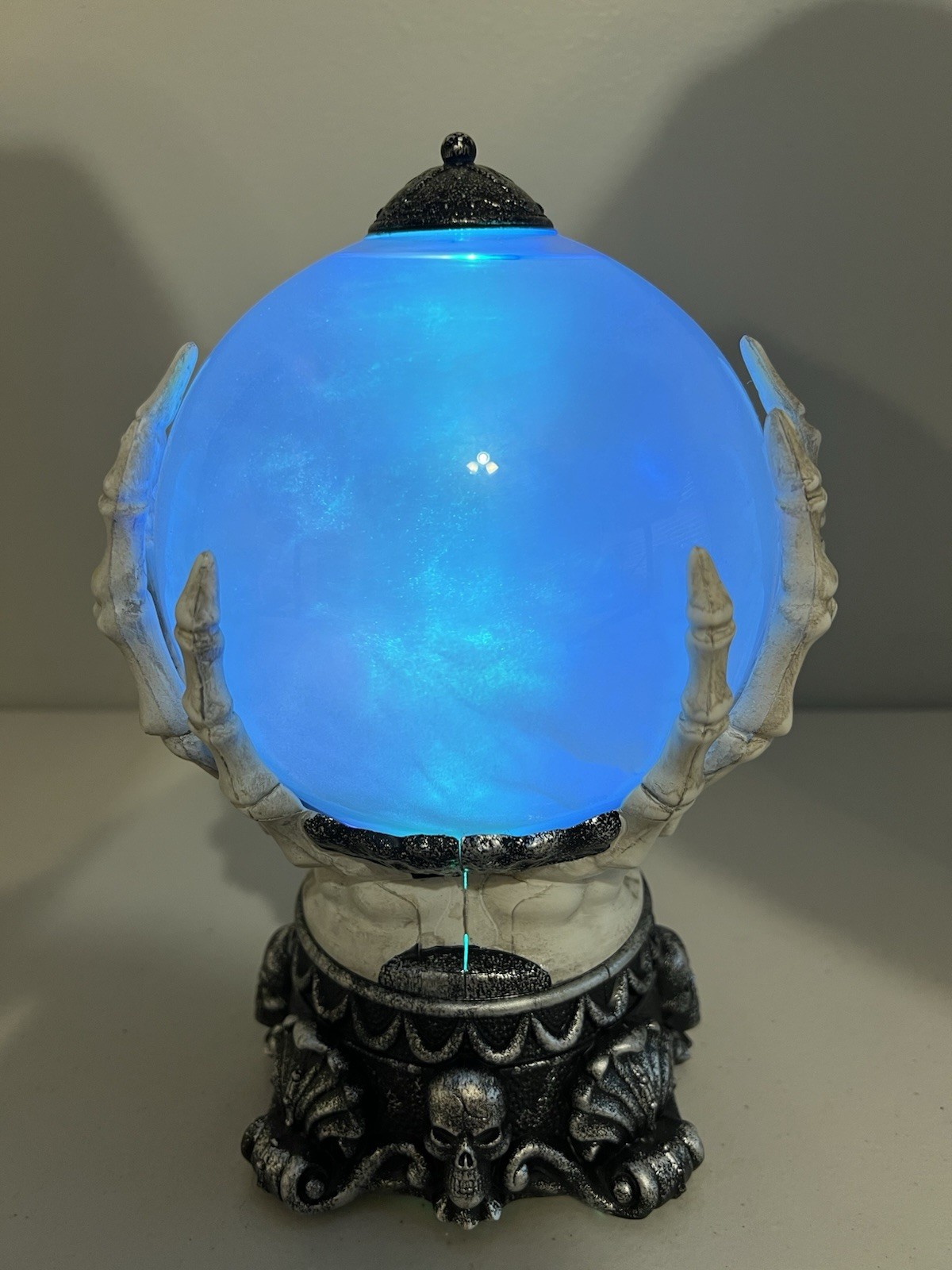TARGET BRAND HALLOWEEN CRYSTAL BALL - LIGHTS UP COLORS - SKULL HANDS - RARE!