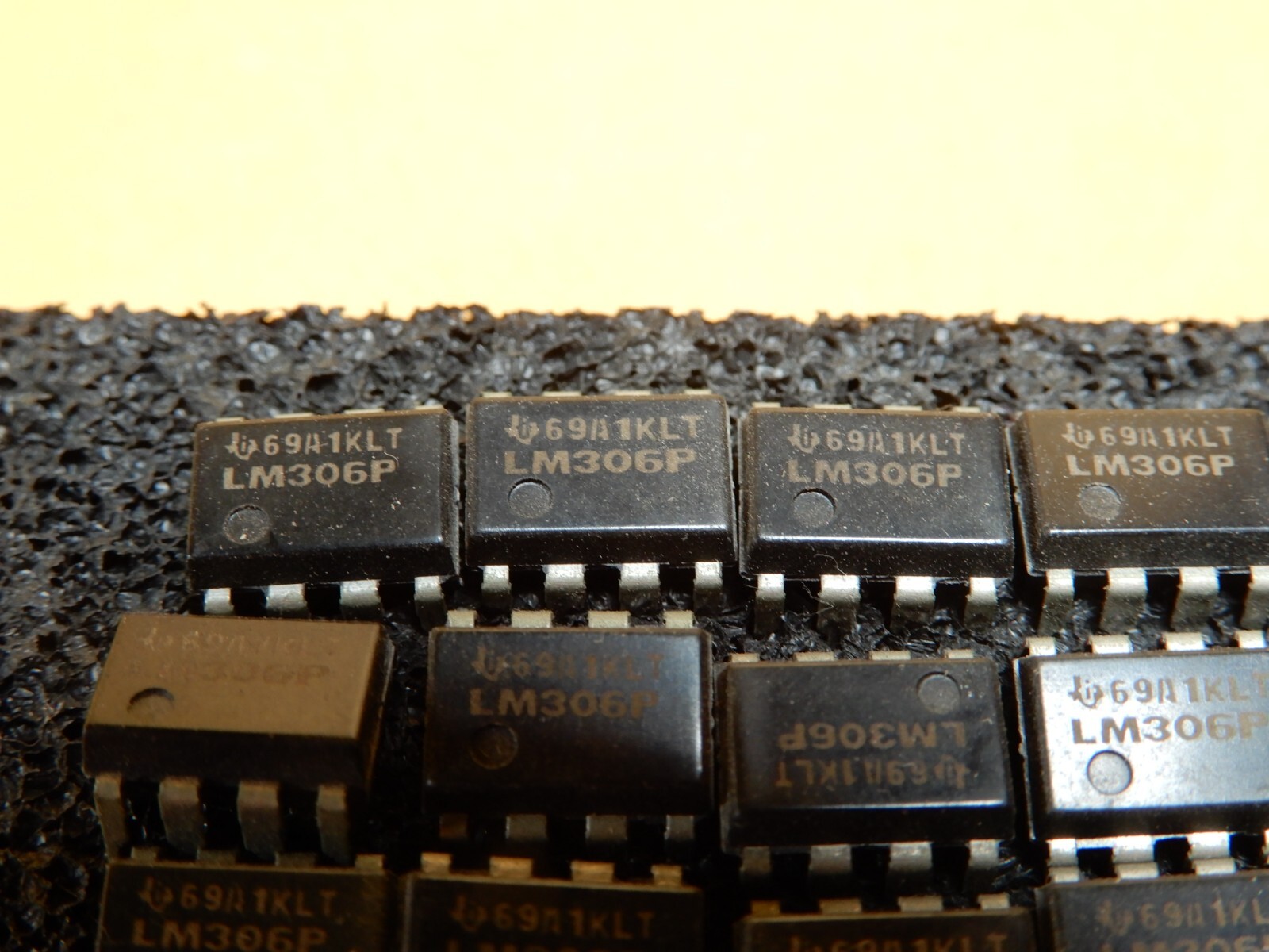 Texas Instruments LM306P 8 Pin Differential Comparator Qty 25 NOS
