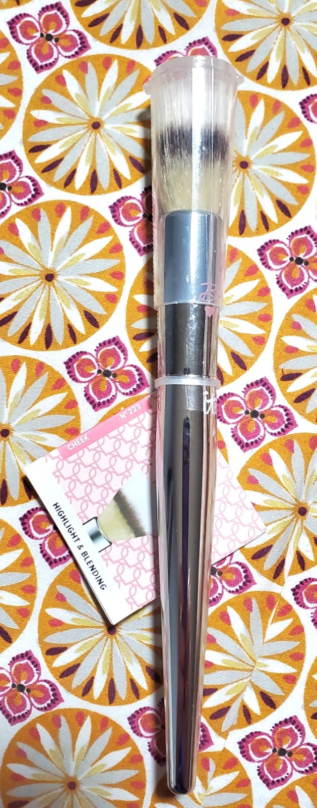 IT Cosmetics Love Beauty Fully  No 223 - Highlight & Blending Brush