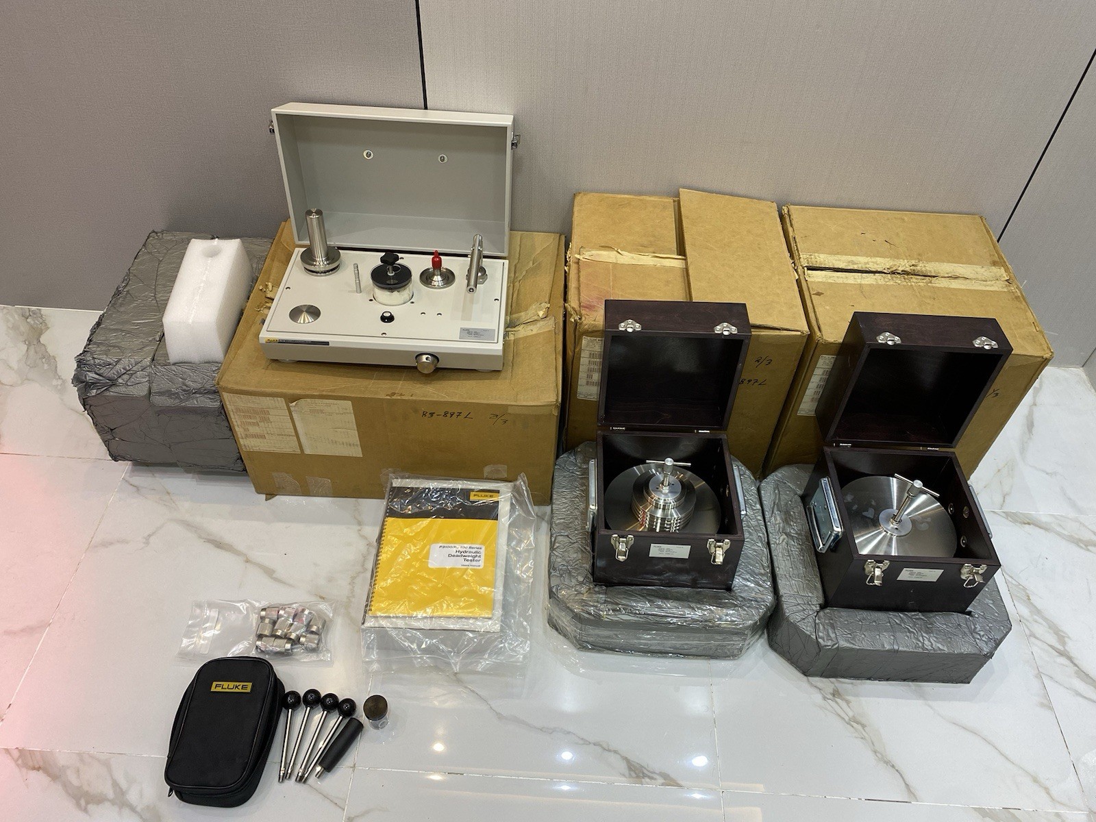 Fluke P3116-PSI Oil Deadweight Tester , 200 to 20000 Psi Full Set New