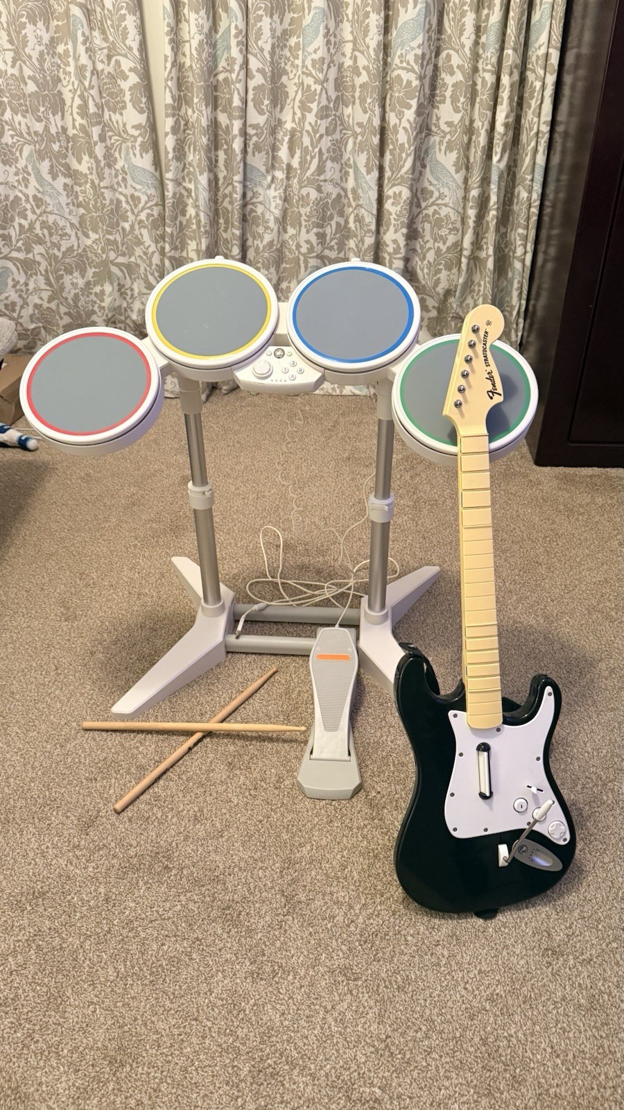 Wii Guitar  & Drum Set Bundle w/ Sticks (brand is Fender Stratocaster)