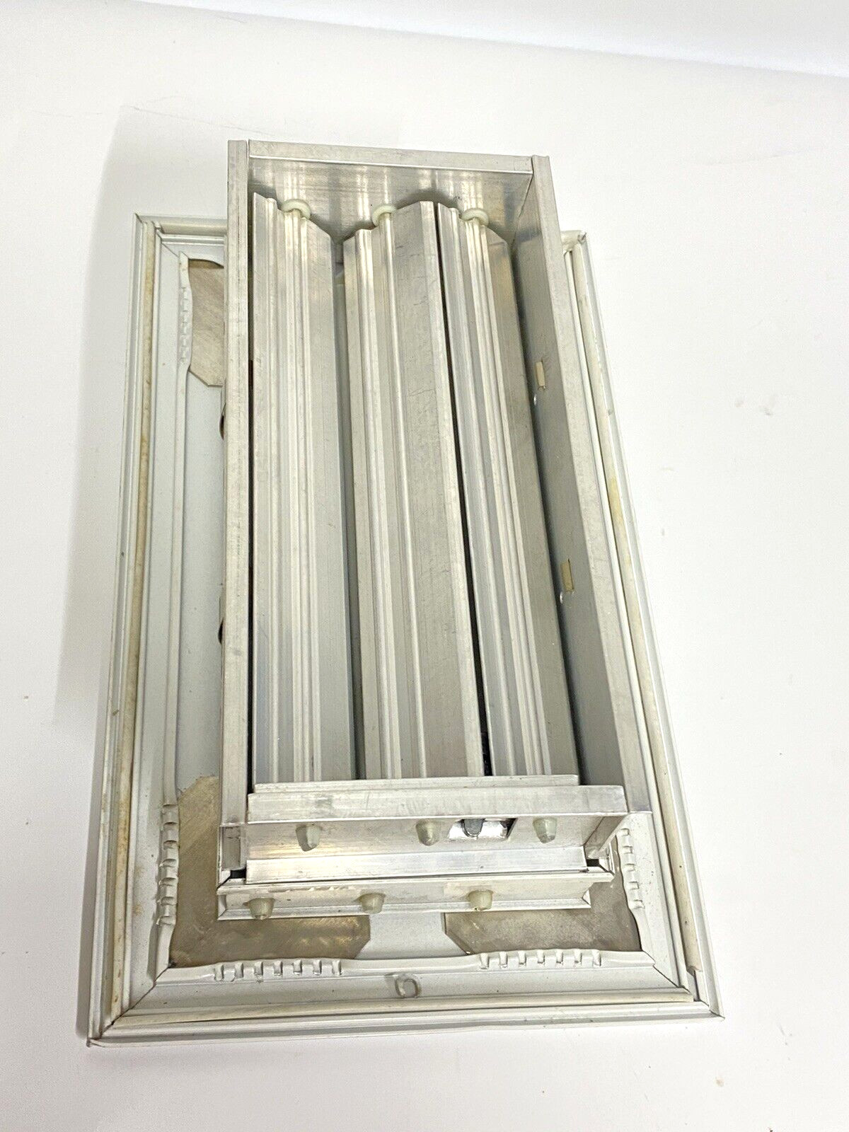 AirGuide 8x4 Curved Blade Ceiling Diffuser Opposed Blade Damper CB1-OB White