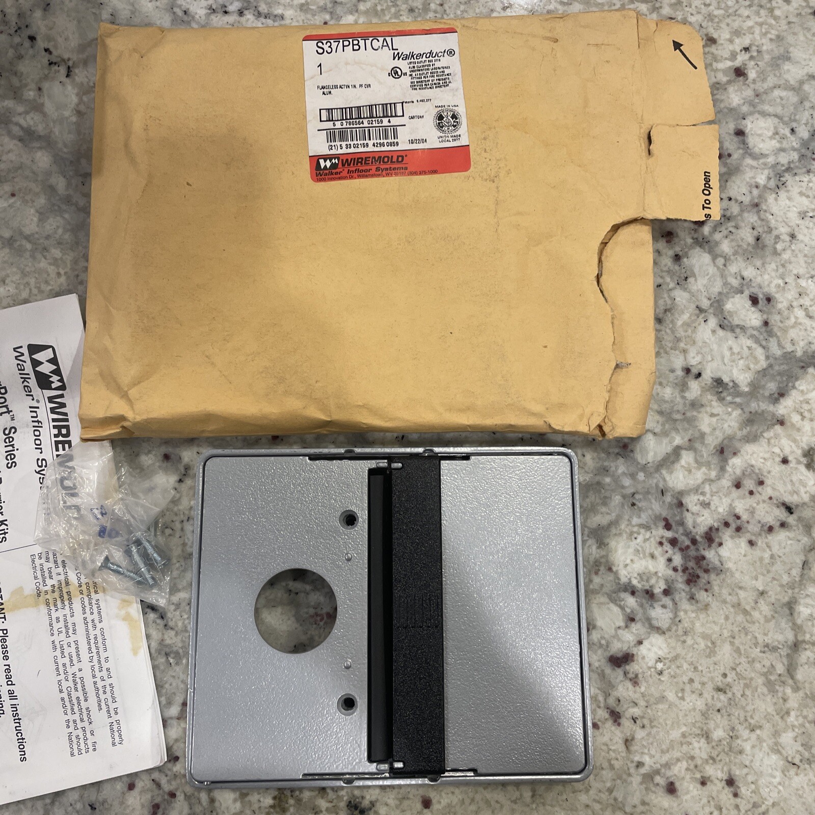 WIREMOLD S37PBTCAL FLANGELESS ACTVN 1IN. PF CVR ALUM.