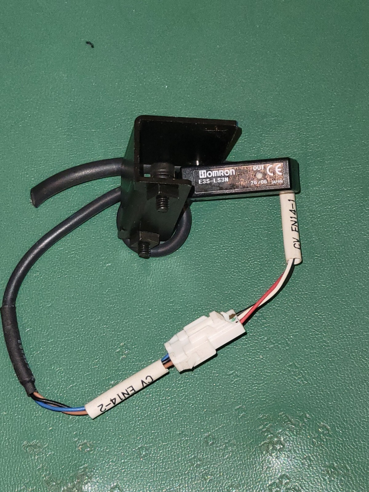 Samsung CP45 Board Detect Sensor with Mounting Bracket, OMRON E3S-LS3N