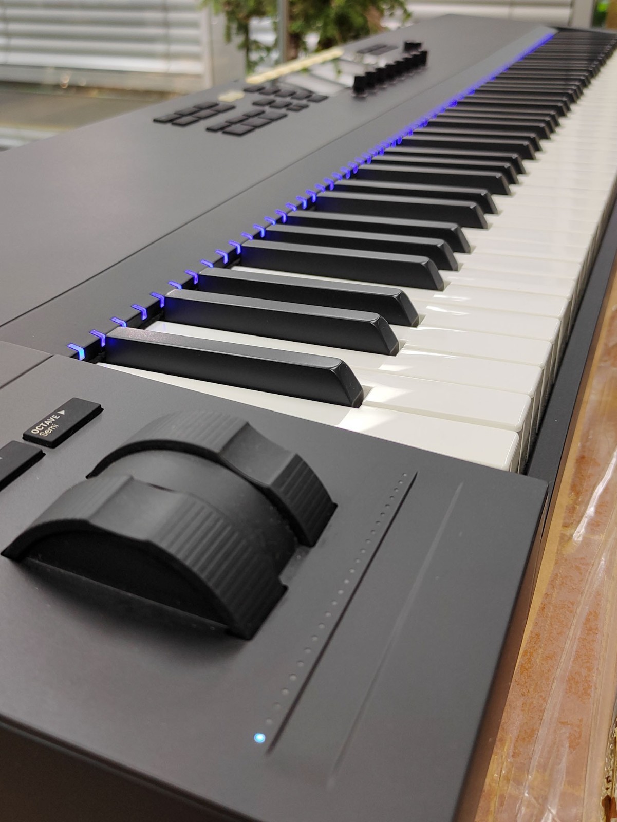 Native Instruments Komplete Kontrol S88 MK2 88-Key Weighted MIDI Controller
