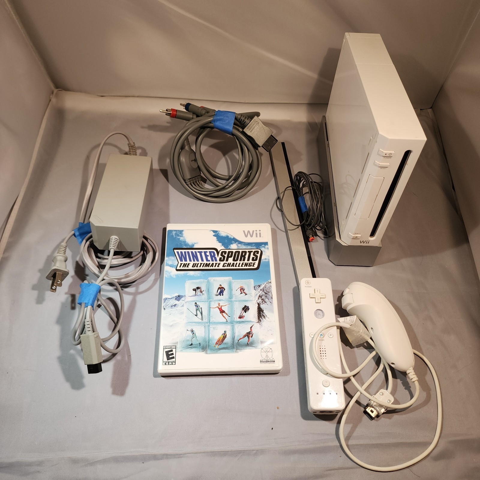 Nintendo Wii (White) Console Bundle - Tested and Working