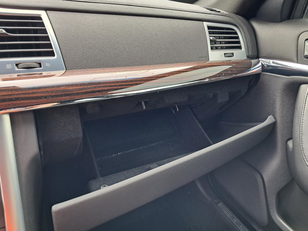 MKS       2009 Glove Box 4804243