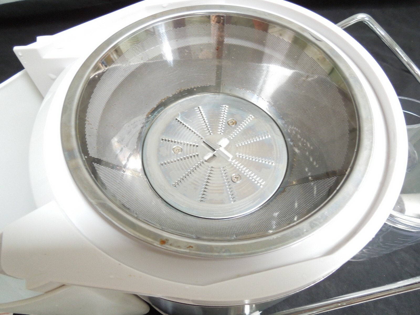 Bella High Power Juice Extractor Model XJ-BK129 White with All Attachments
