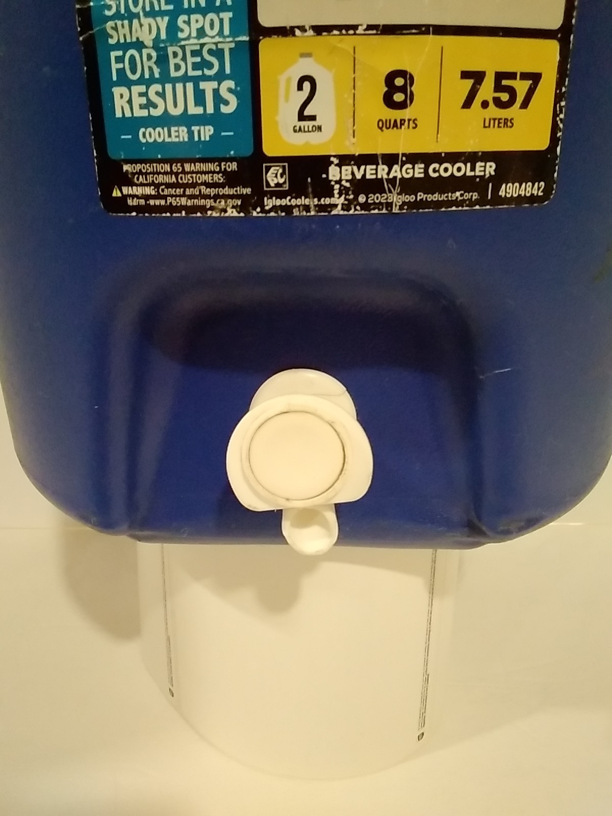 Igloo 2 Gallon Beverage Cooler with Handle, Chain Link Hooks and Spout