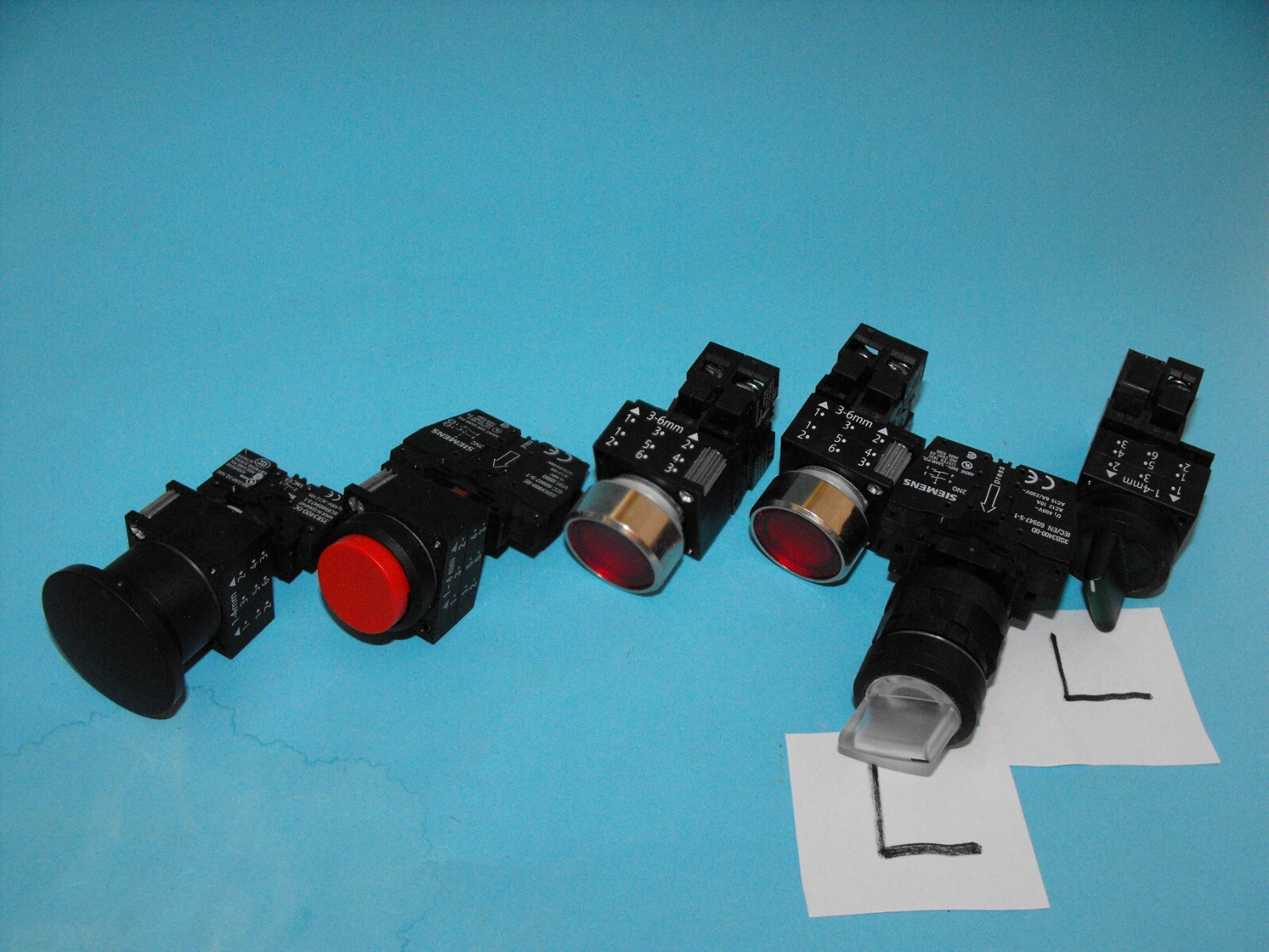 Siemens 3SU1051-0AA20-0AA0+3SB3201-2HA11.SELECTOR SWITCH.(LOT6PCS).NEW