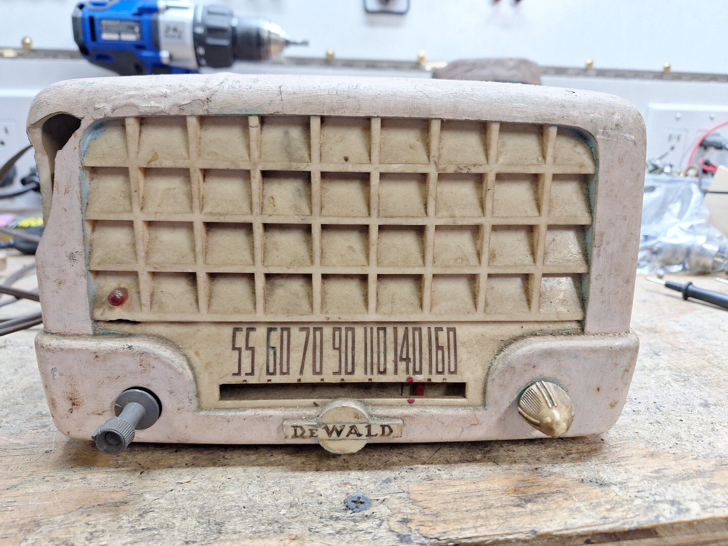 Vintage/Antique 1948 DeWald B506   AM  Tube Radio Bad Cabinet
