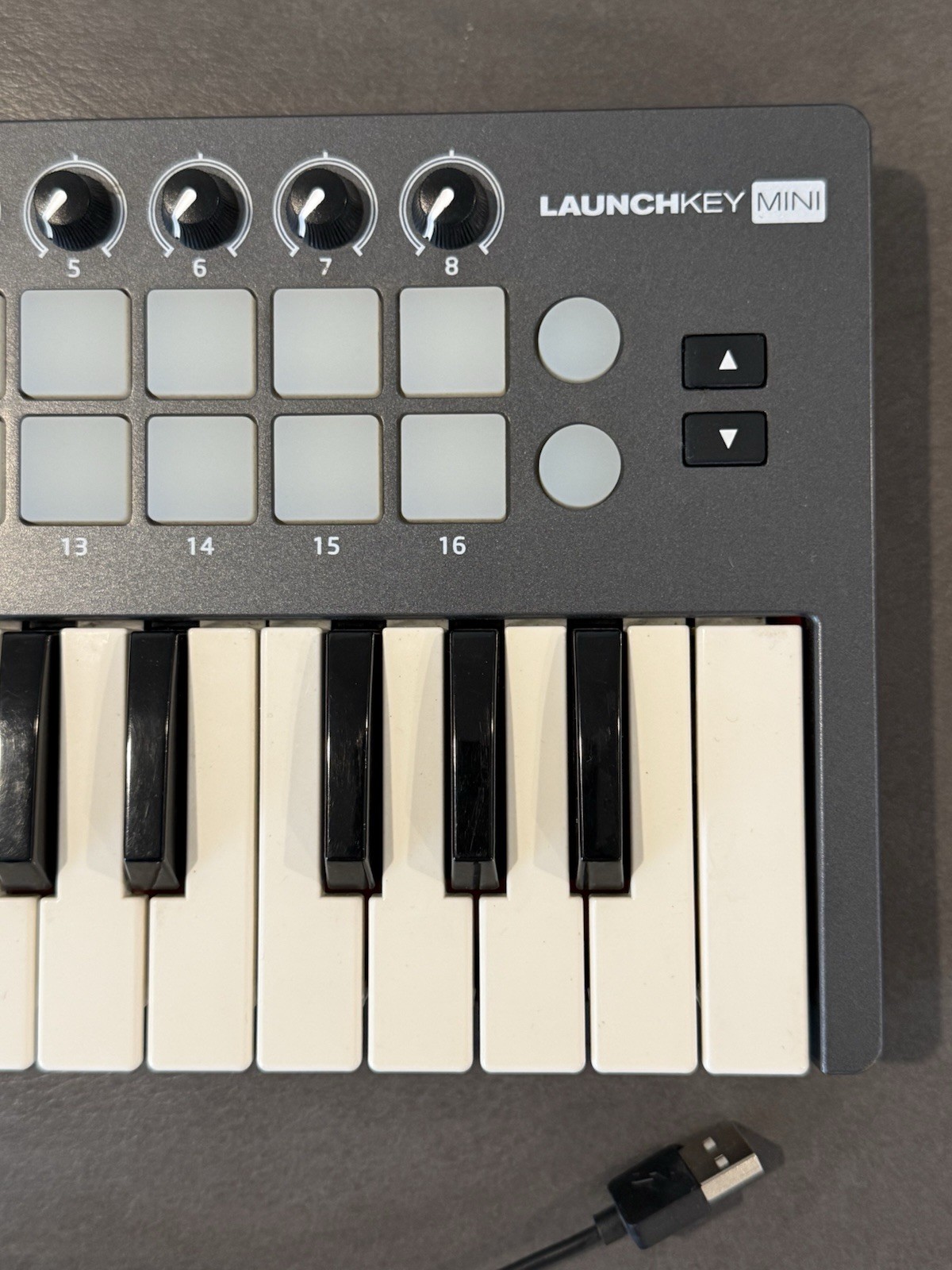 Novation Launchkey MINI 25-Key USB MIDI Keyboard Controller w/ Pads & Knobs