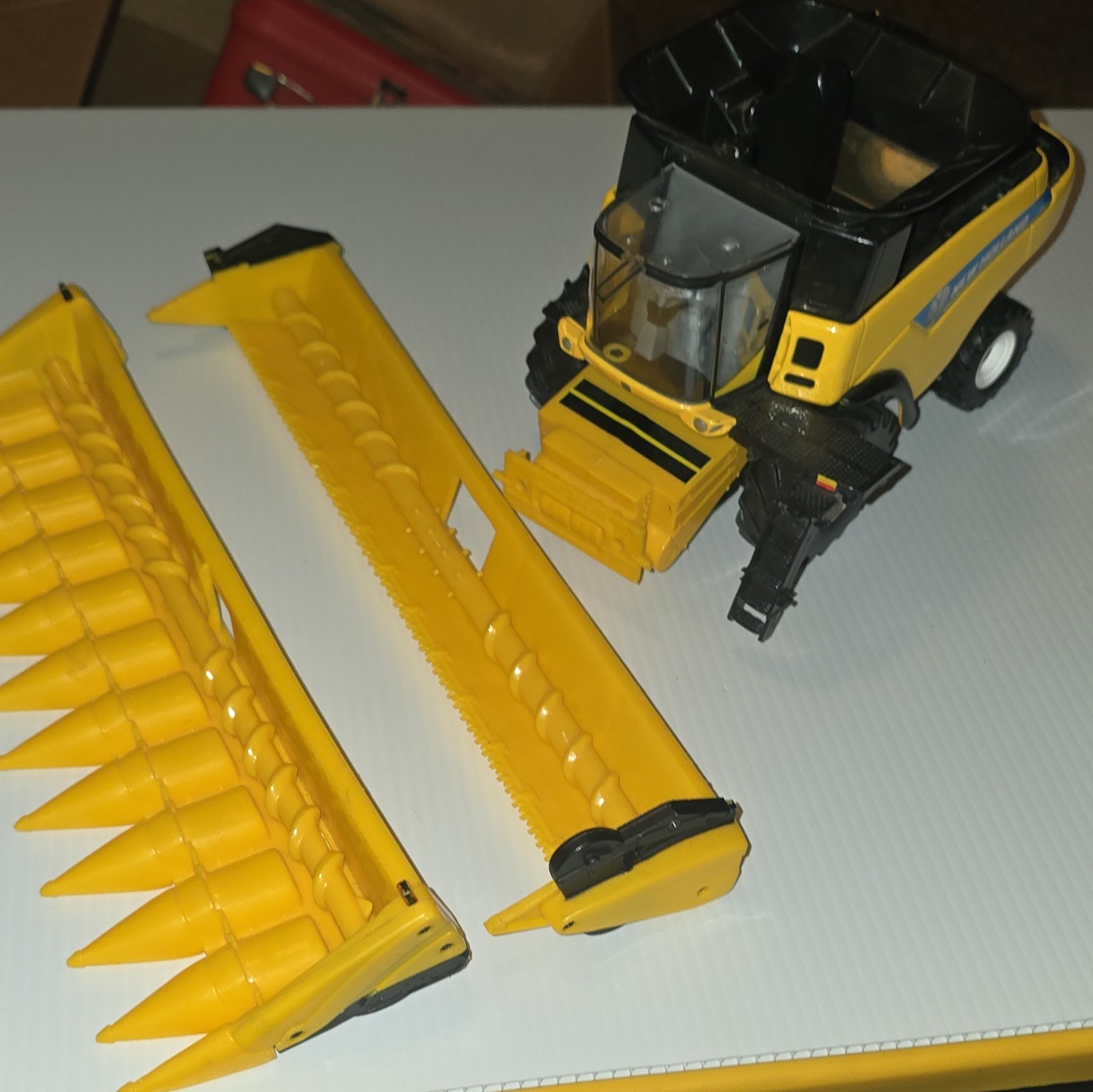 New Holland CR8.90 Combine Toy w/ Corn/Bean Heads, Plastic Yellow/BlackErtl 2008