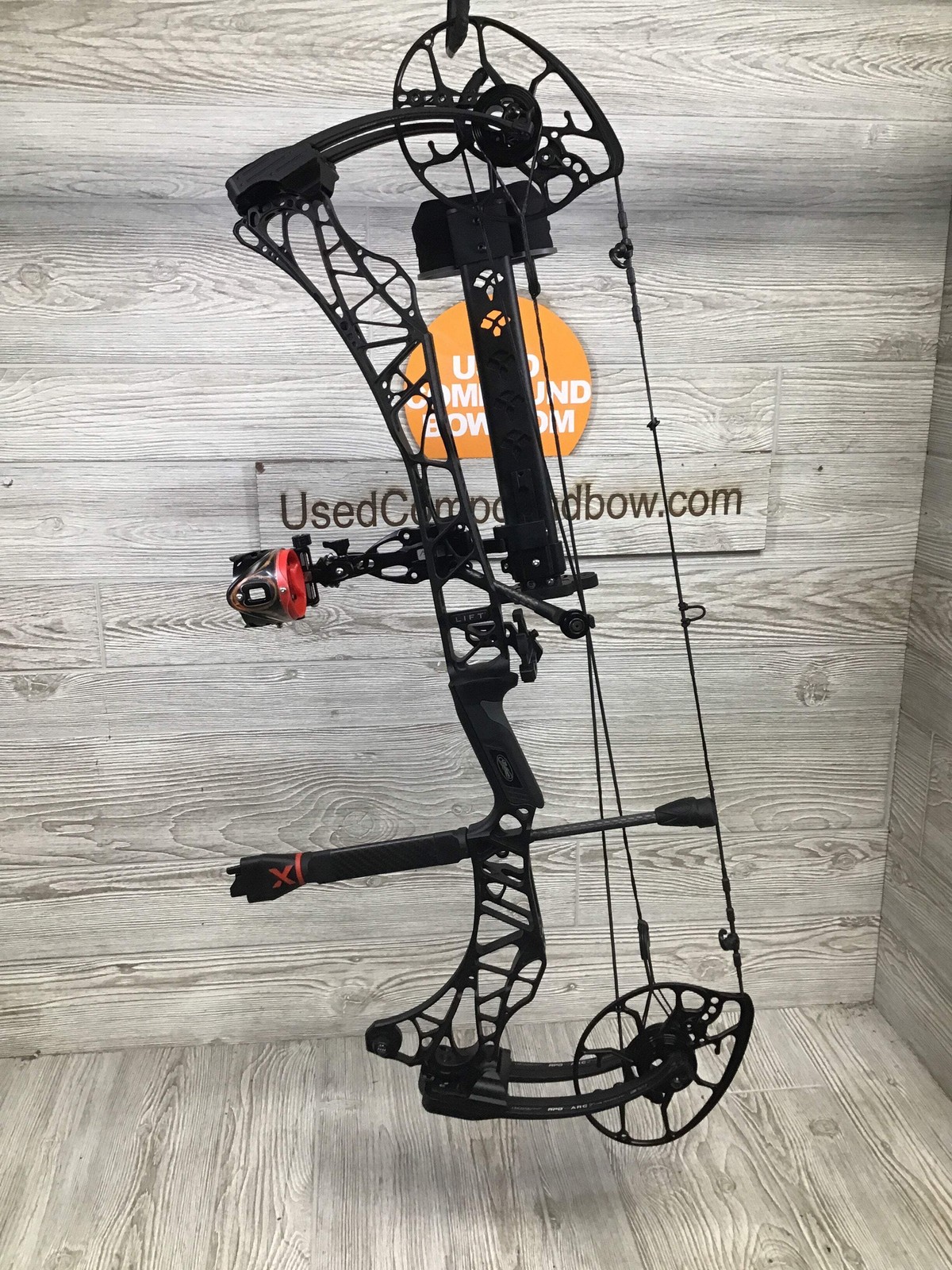 Used Mathews Lift X 29.5 Right Hand Black Bow 29/70 Package
