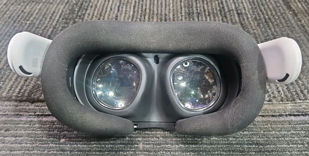 Meta Quest 3 S3A Virtual Reality Headset + 2 Controllers - READ