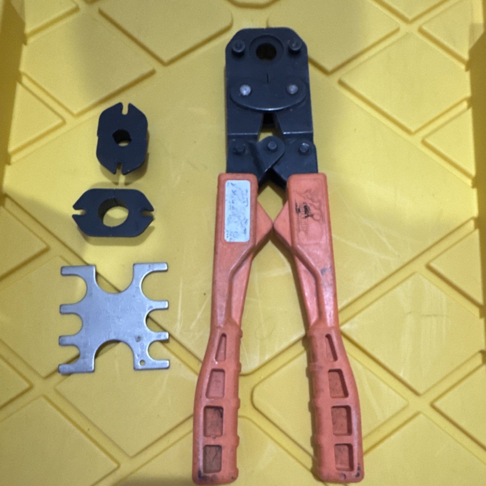 SharkBite 23100 PEX Crimping Tool Kit with 3/8-1 in Dies & Go/No-Go Gauge