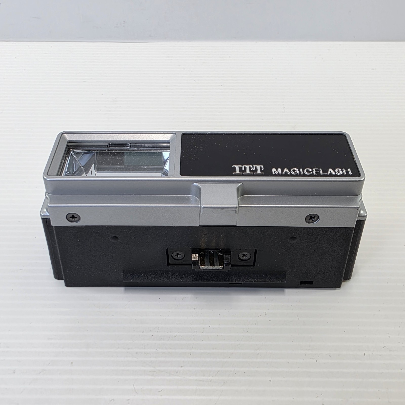 Vintage ITT Magicflash Electronic Flash Model EF-246 Kodak Instant Cameras EK6
