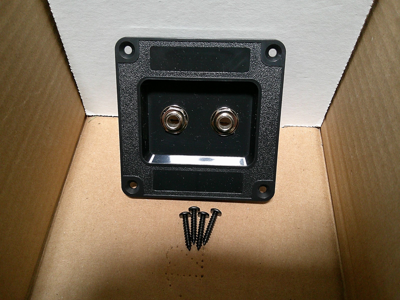 DUAL PLASTIC 3-1/4" JACK PLATE WITH 1/4" JACKS- INCLUDES MOUNTING SCREWS