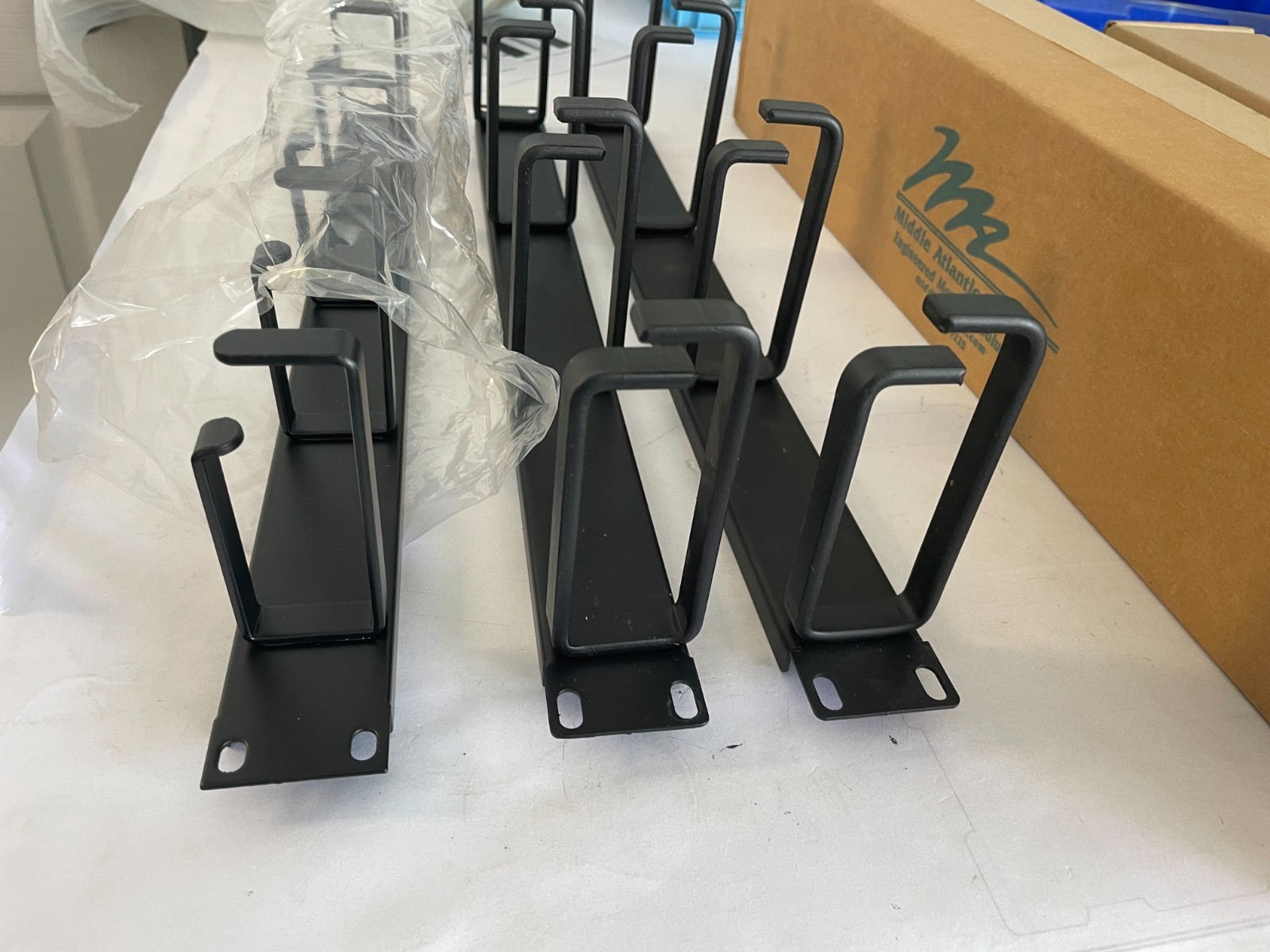 Legrand Ortronics FCM-19-1XL Organizer 1U 1 Rack Space & Mid Atlantic HMC-1D
