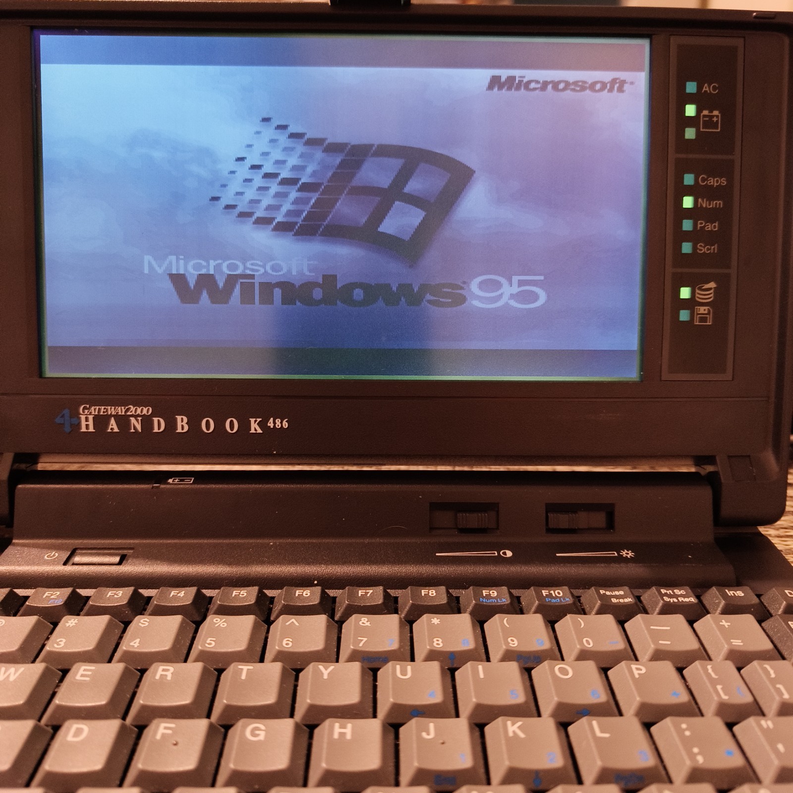 Gateway 2000 Handbook 486 Laptop