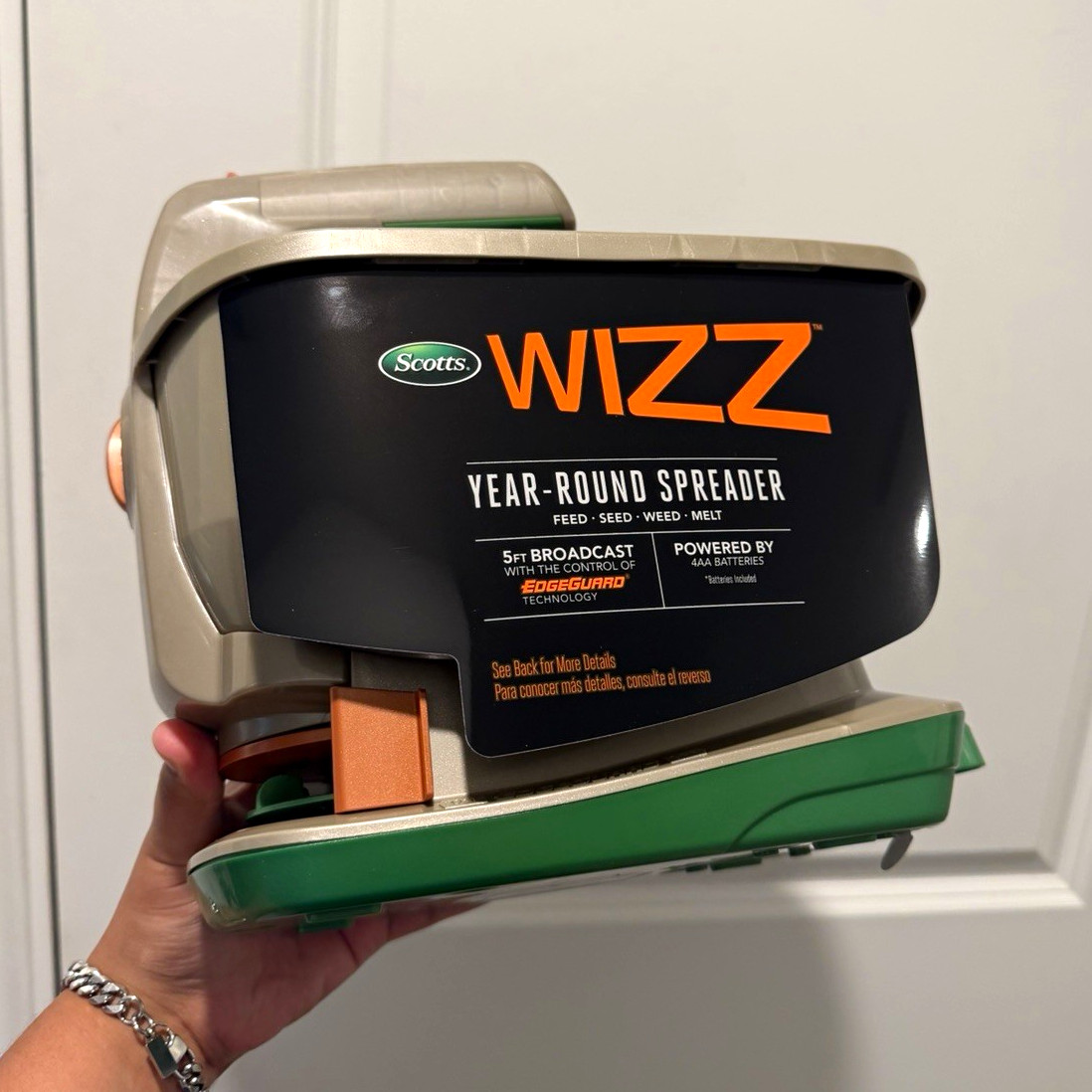 Scotts Wizz Handheld Spreader EdgeGuard Battery Powered 6 lb Seeds/Fertilizer