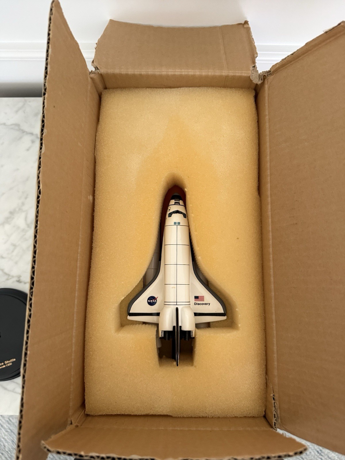 NASA Space Shuttle Discovery Desk Top Display Model Scale 1:200 Boeing Statue